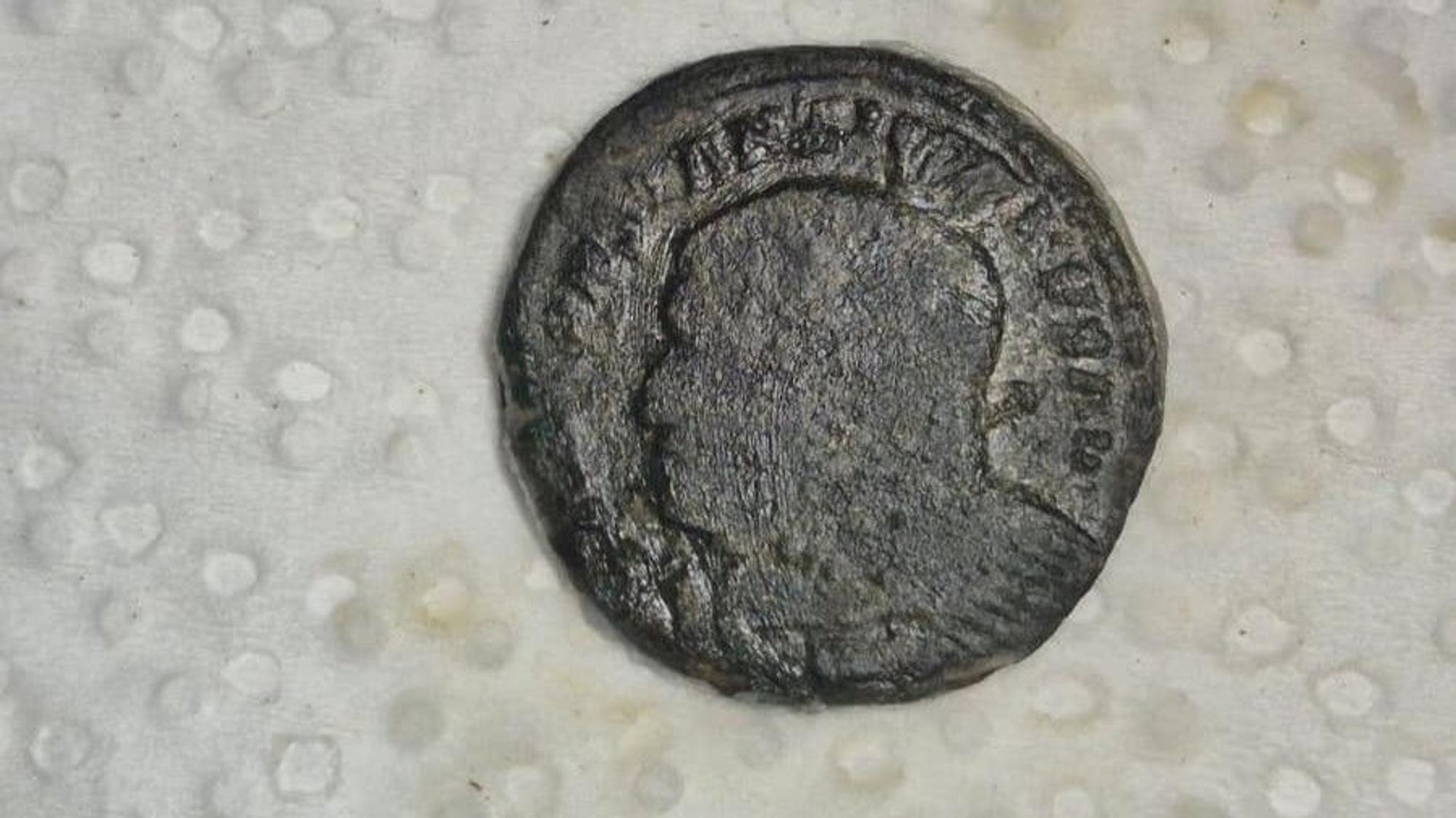 Die Vorderseite der Münze zeigt die Büste von Konstantin I.