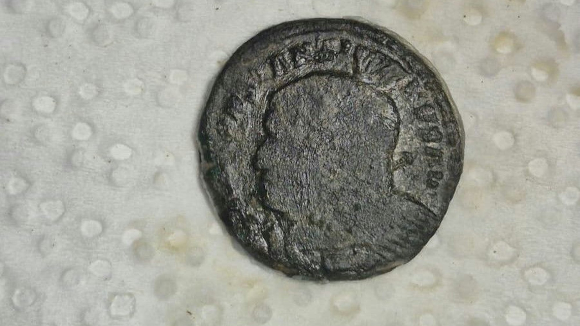 Die Vorderseite der Münze zeigt die Büste von Konstantin I.