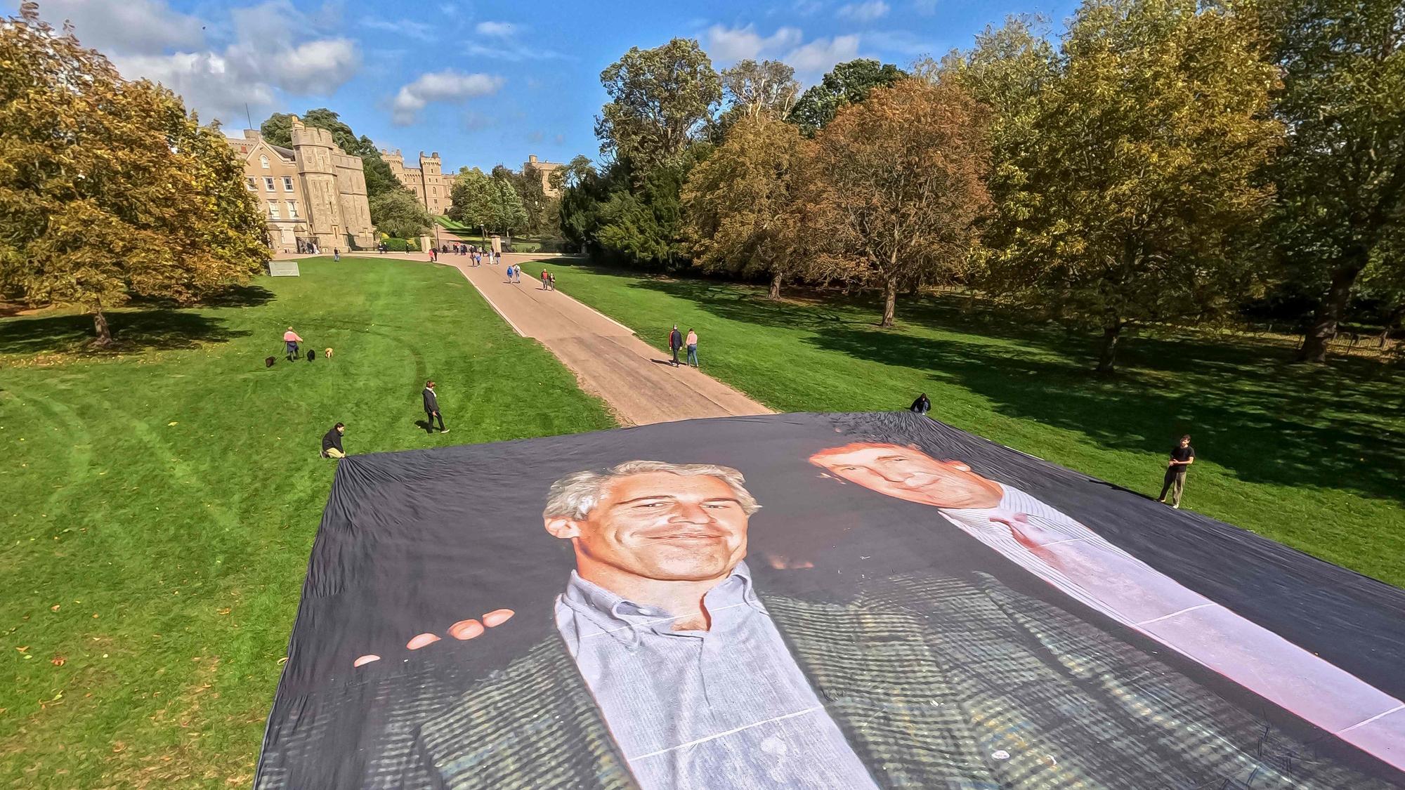 Aktivisten der Gruppe „Everyone Hates Elon“ zeigen vor Schloss Windsor ein großes Foto von Donald Trump mit Jeffrey Epstein.