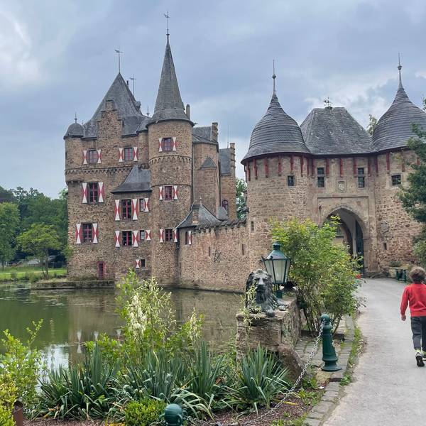 Burg Satzvey ist eine mittelalterliche Wasserburg. (Archivbild)