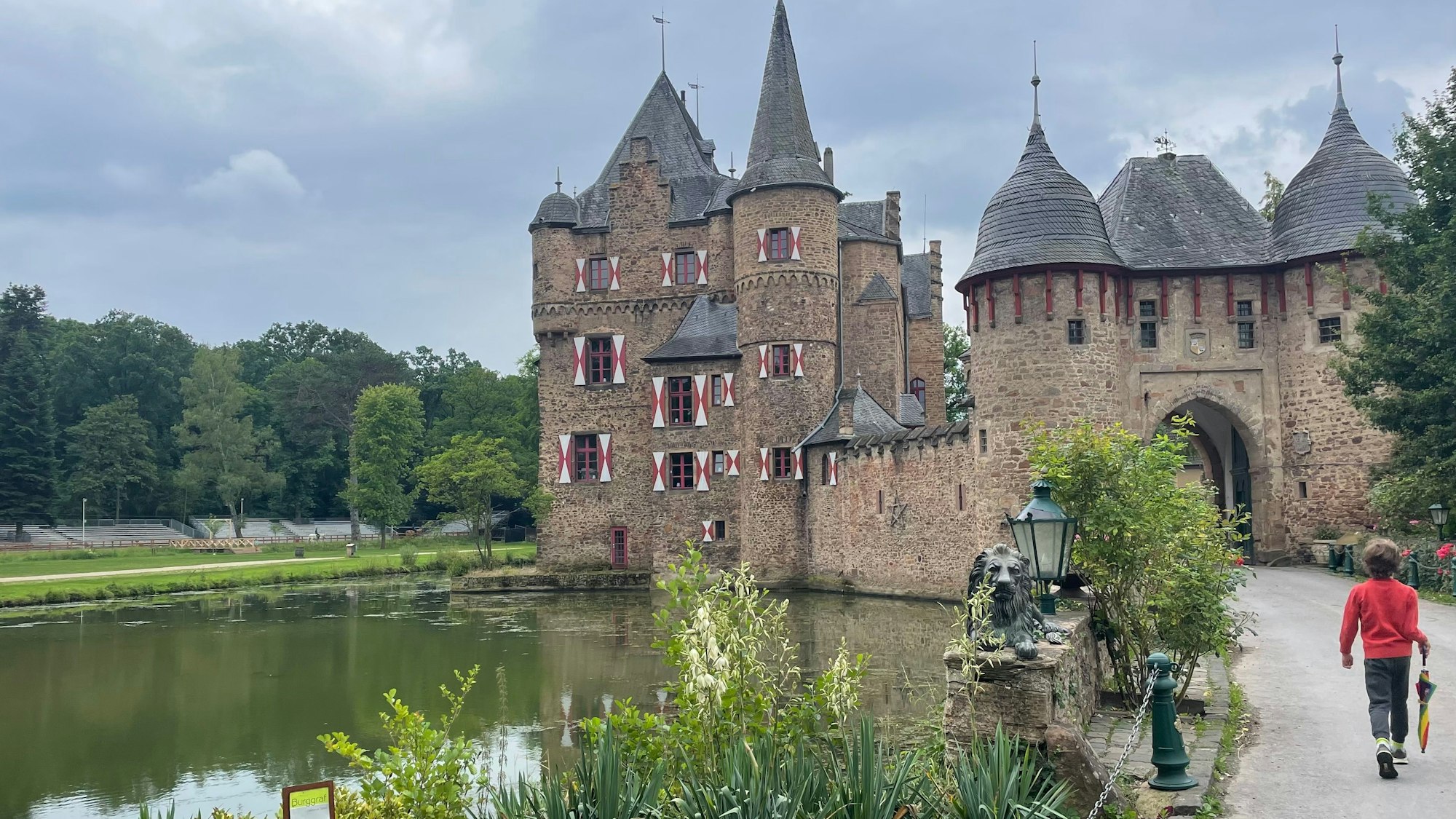 Burg Satzvey mit Weiher davor von außen.