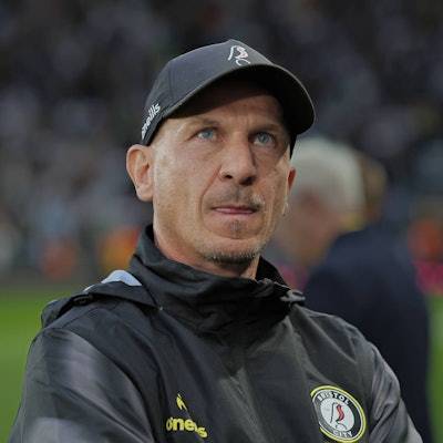 Gerhard Struber am Spielfeldrand in Klub-Kleidung von Bristol City.