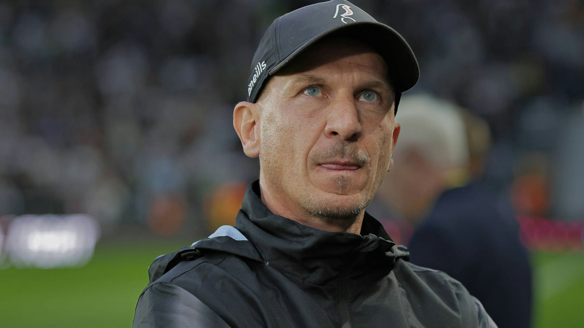 Gerhard Struber am Spielfeldrand in Klub-Kleidung von Bristol City.