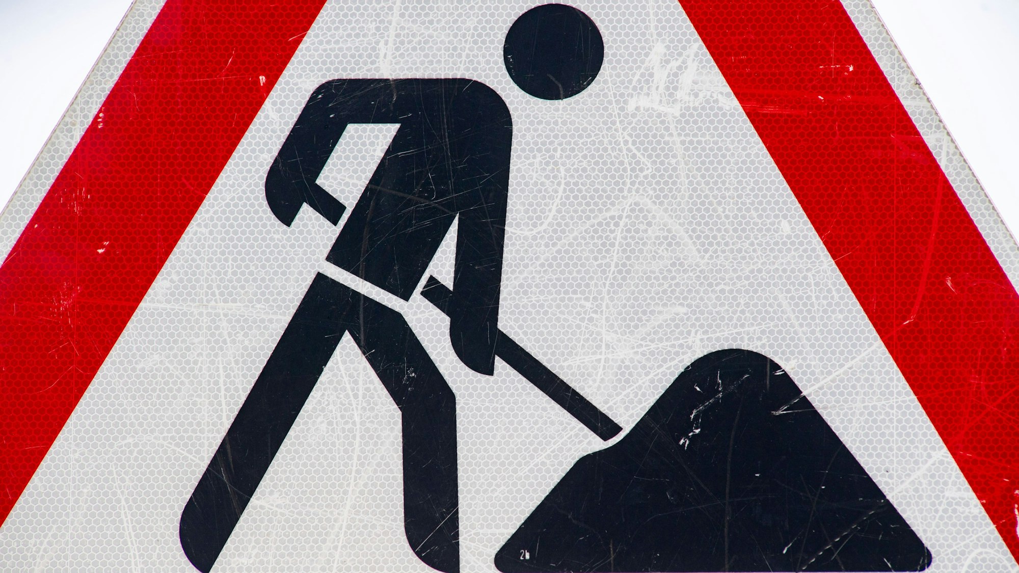 Ein Verkehrszeichen warnt vor einer Baustelle.