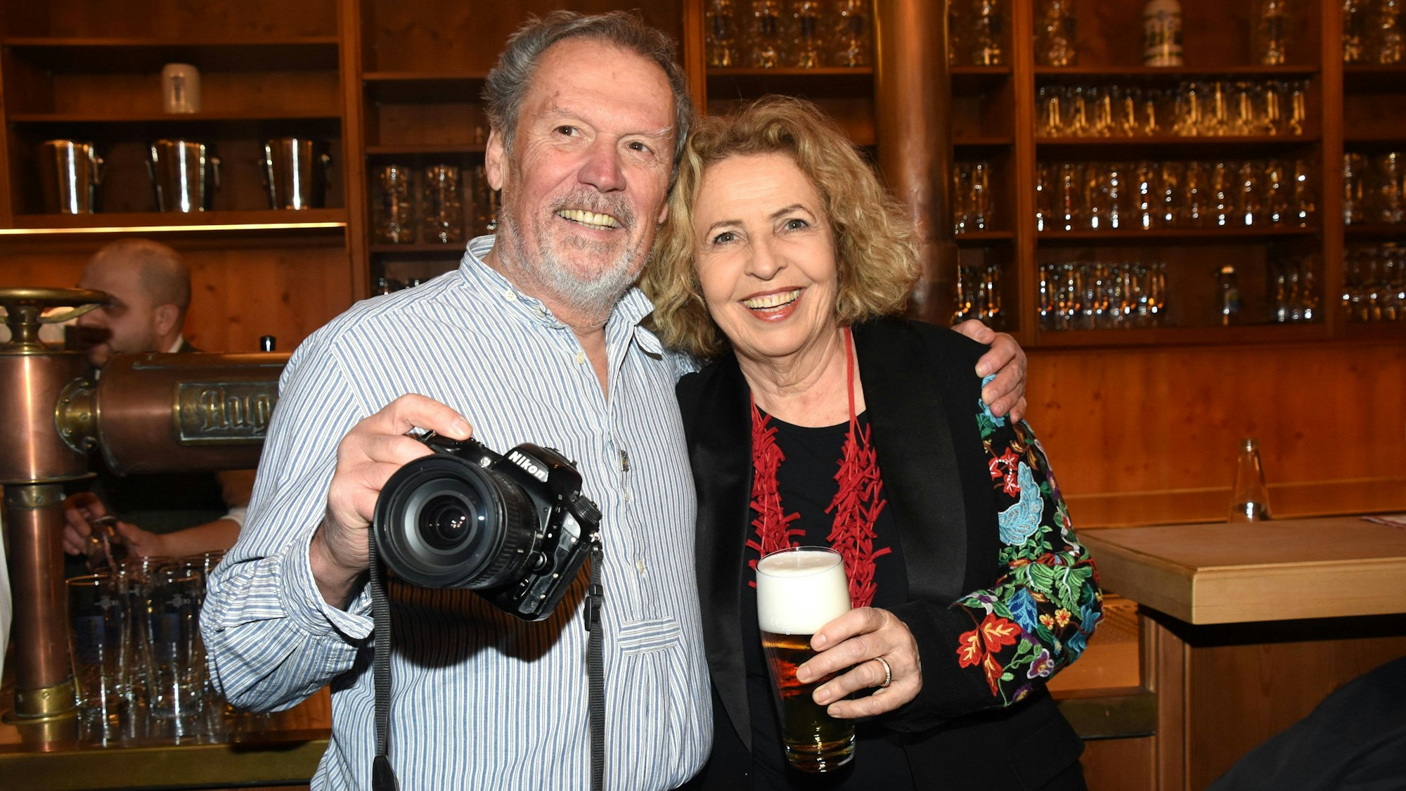Hansi Kraus und Michaela May bei der Premiere von „Bauernschach“ der Georg Maiers Iberl Bühne im Augustiner Stammhaus.