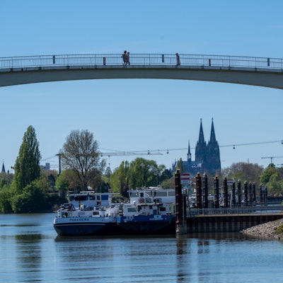 17.04.2022, Köln: Die Katzenbuckelbrücke überspannt die Einfahrt zum Mülheimer Hafen. Orte am Wasser sind bei vielen Besuchern beliebt. Foto: Uwe Weiser