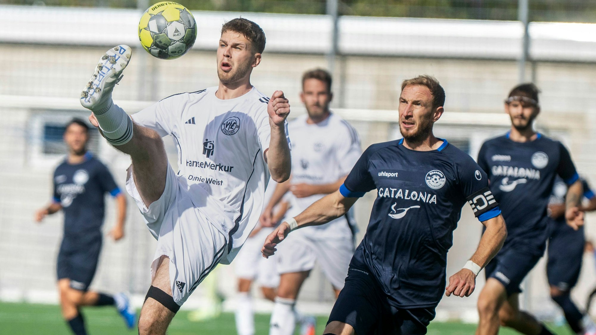 Ein Sindorfer Fußballer nimmt den Ball in Kopfhöhe an. Neben ihm Moritz Hartmann.
