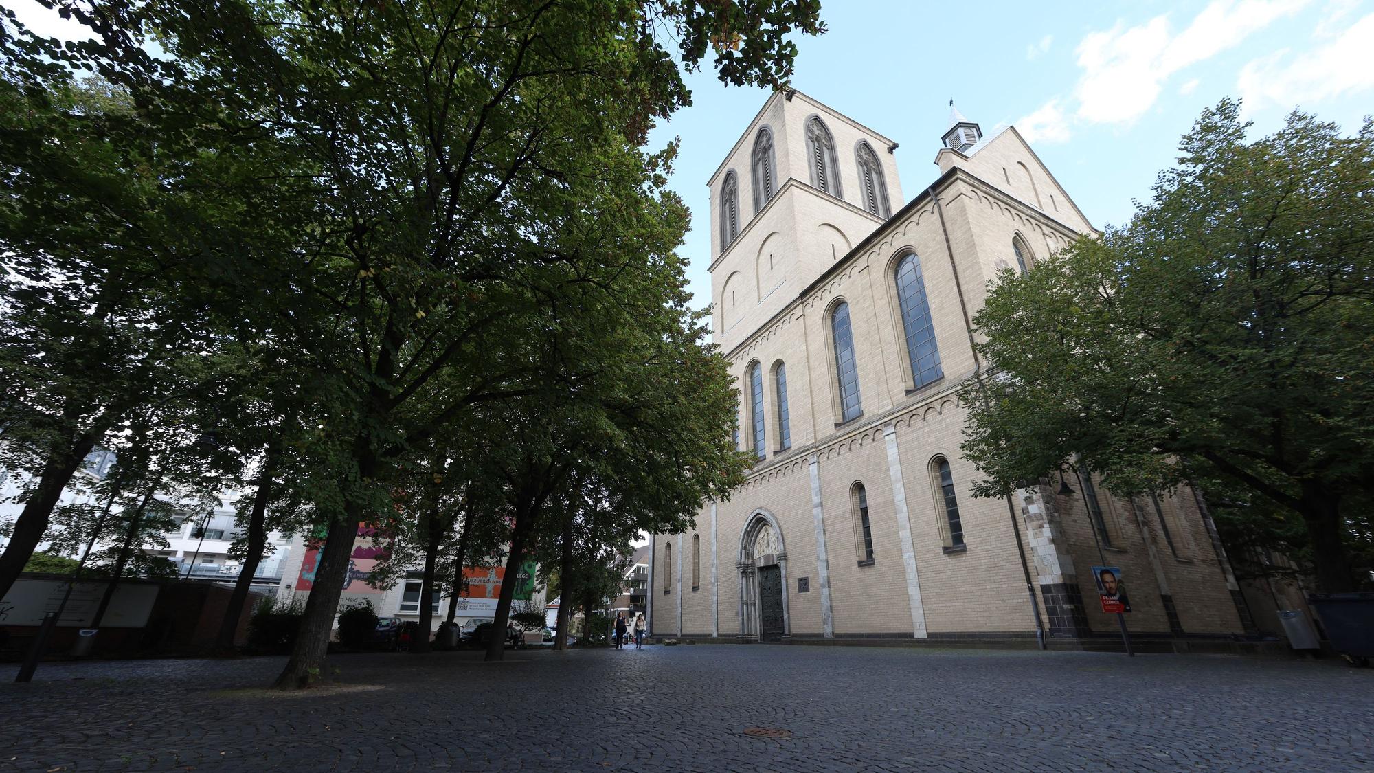 Platz vor der Kirche St. Kunibert in Köln