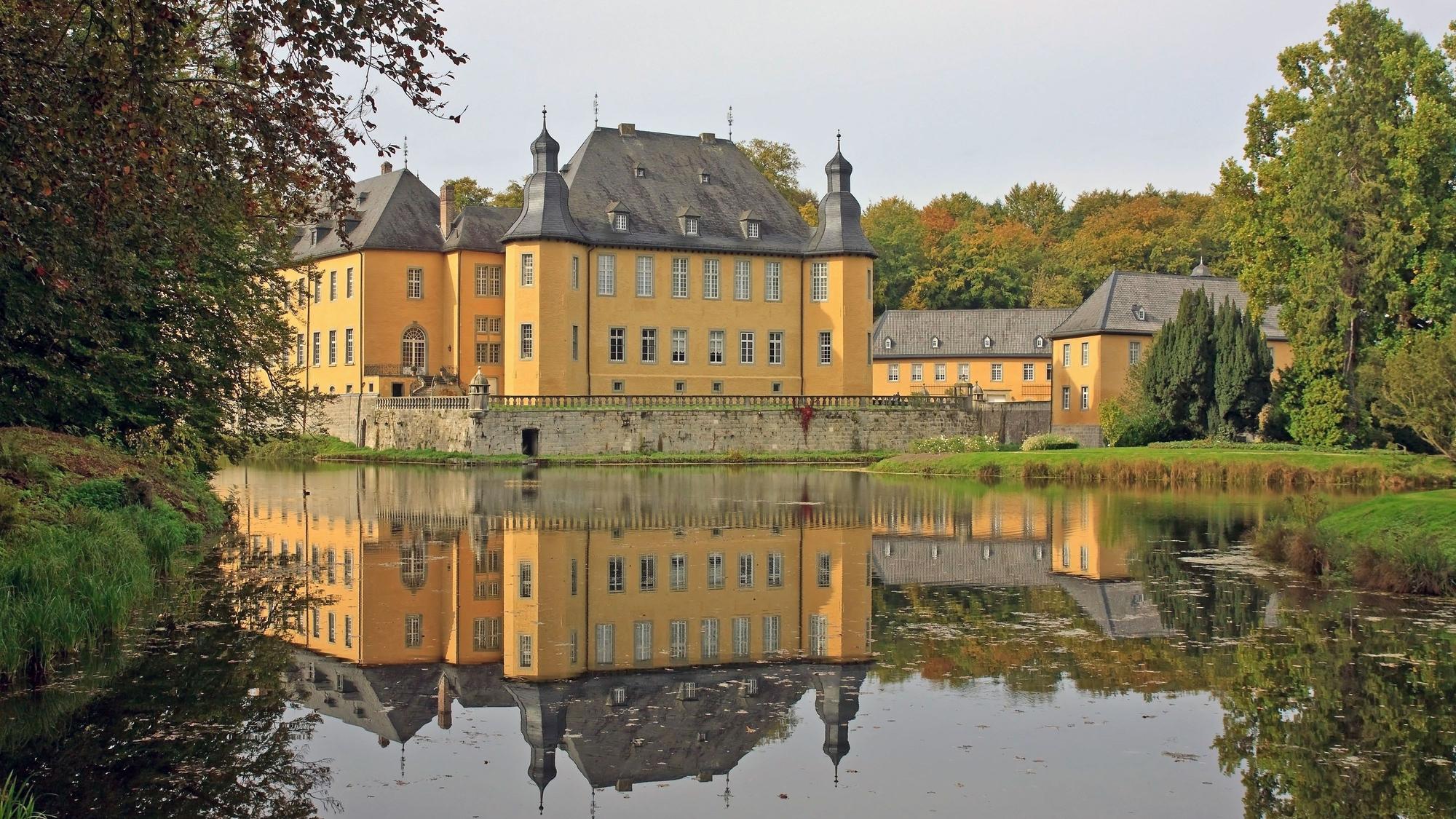 Außenansicht von Schloss Dyck mit seinem Weiher. (Archivbild)