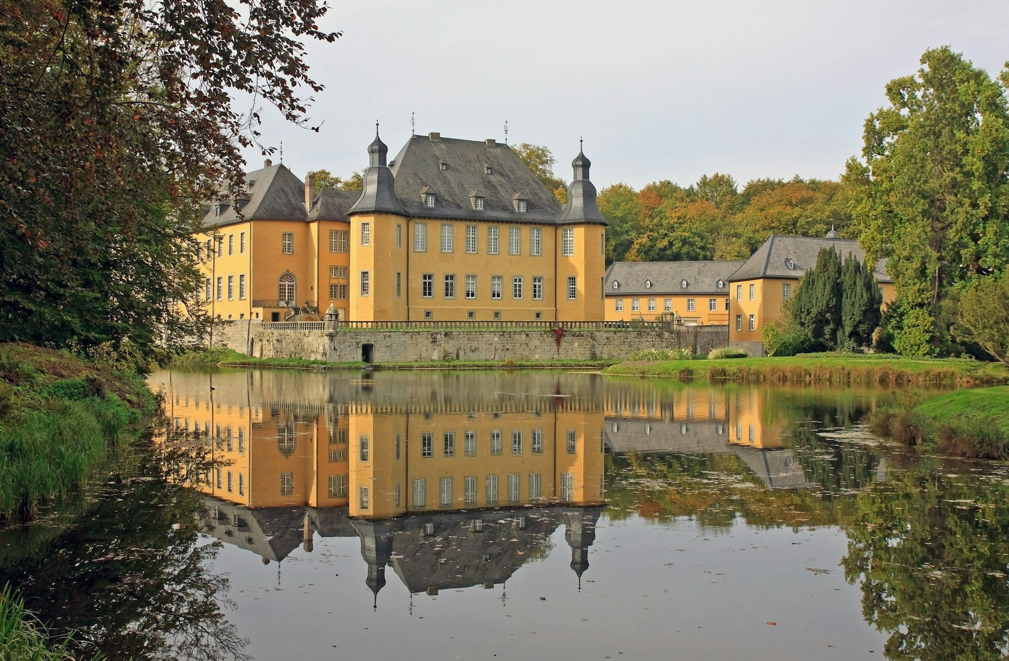 Schloss Dyck im Herbst.