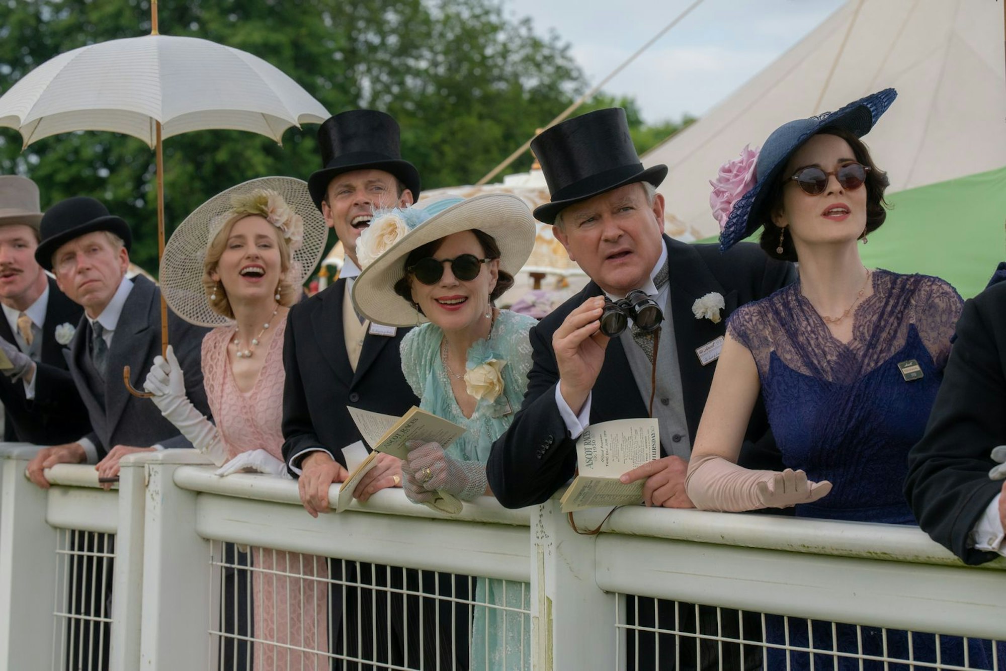 Die Crawleys genießen in „Downton Abbey: Das große Finale“ weiterhin die Vorzüge ihres Upperclass-Lebens, blicken aber gleichzeitig auch in eine ungewisse Zukunft. (Bild: Focus Features/Rory Mulvey)