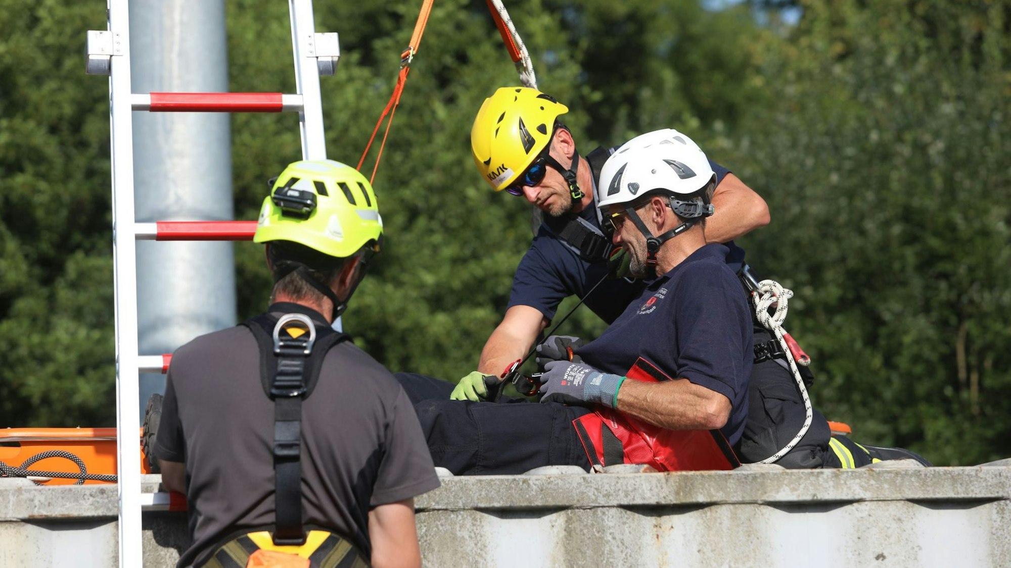 Vorbereitung: Die Feuerwehrleute Holger Dick (hinten) und Stefan Fetting, der den Verletzten darstellte, auf dem Dach eines Containers.
