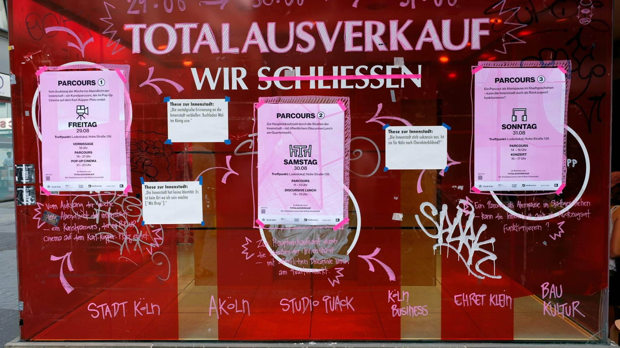 Leeres Ladenlokal, darauf das Programm der TH Köln und KölnBusiness