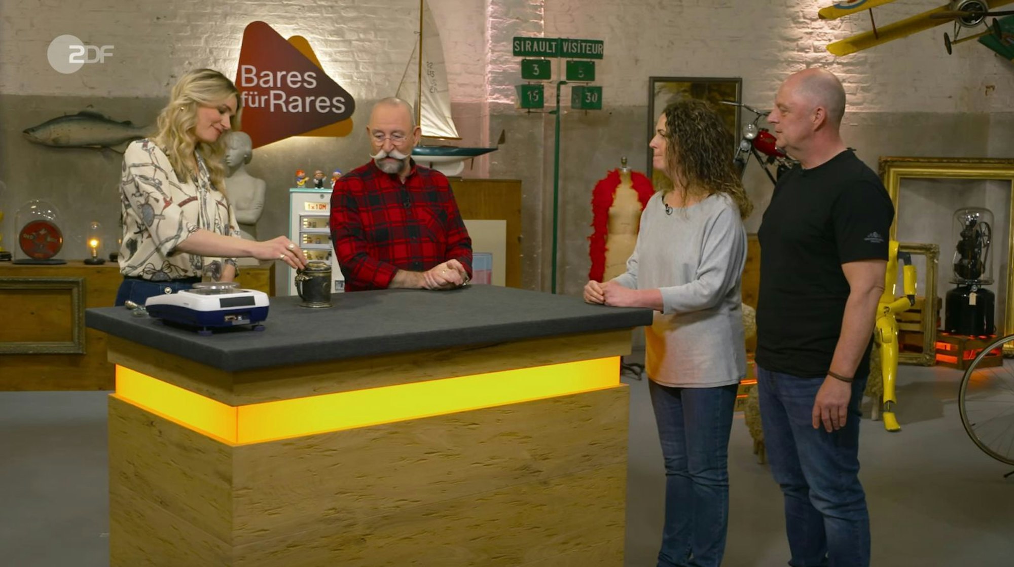 Ein Überraschungsfund aus einer Entrümpelungskiste sorgte bei Horst Lichter in der Mittwochsausgabe der ZDF-Trödelshow „Bares für Rares“ für große Begeisterung.
(Bild: ZDF)