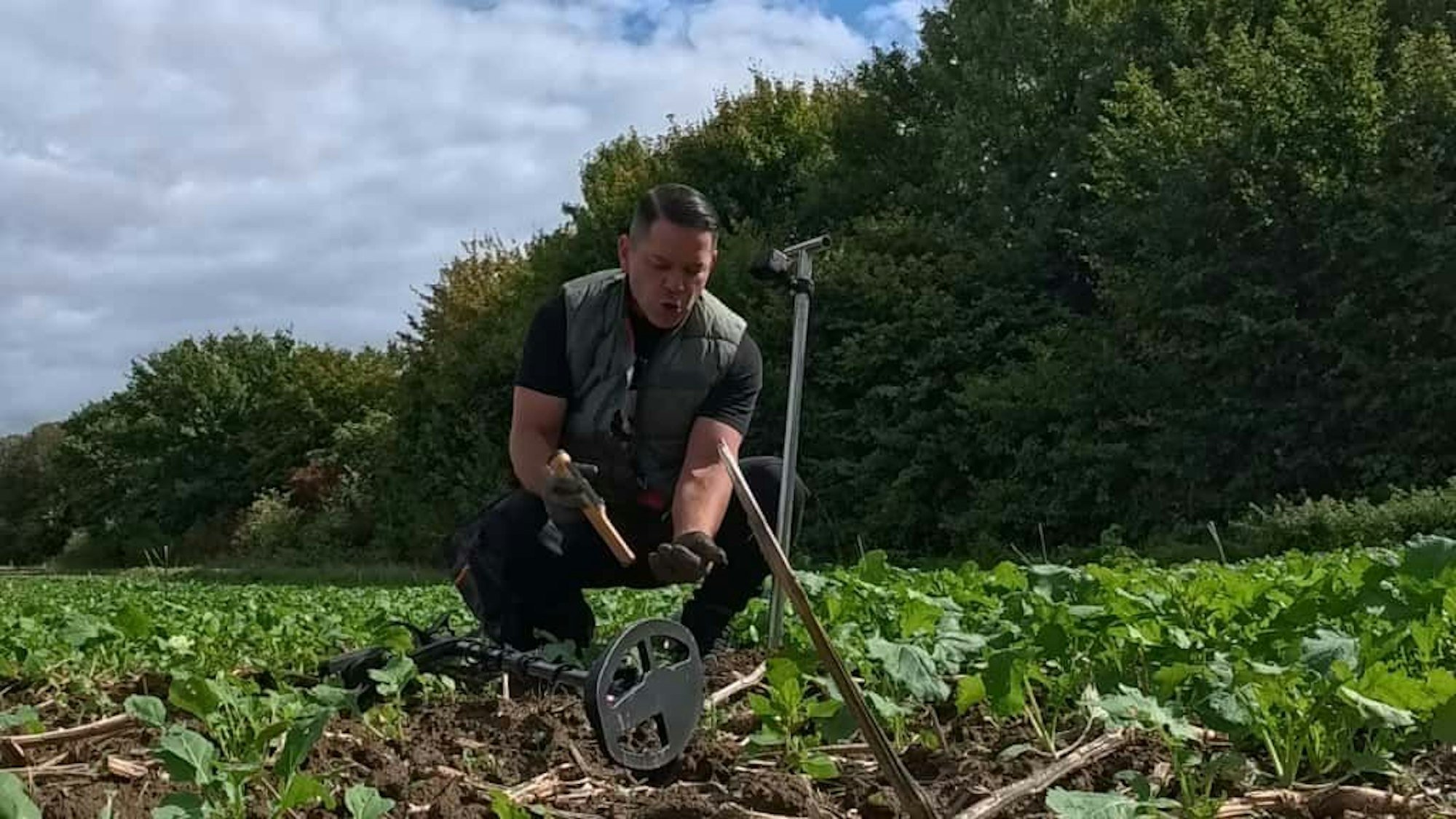 Der „German Treasure Hunter“ Carsten Konze bei der Schatzsuche auf dem Feld in Pulheim.