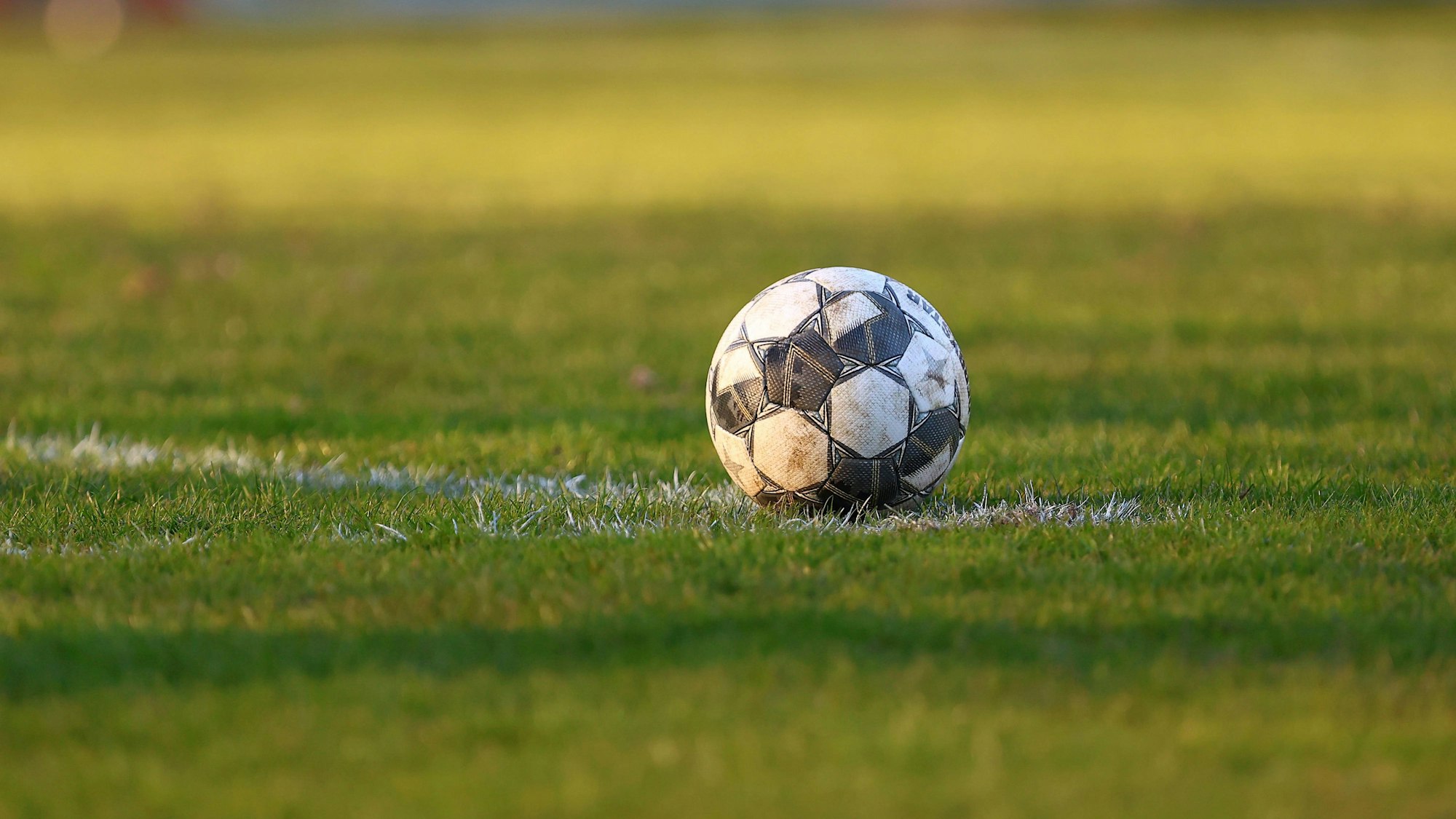 Ein Spielball im Amateurfussball. Fußball I Herren I Gamesright Oberliga Hamburg I Saison 2024-2025 I 30. Spieltag I SV Halstenbek-Rellingen - TSV Sasel I 08.04.2025 I Jacob-Thode-Platz