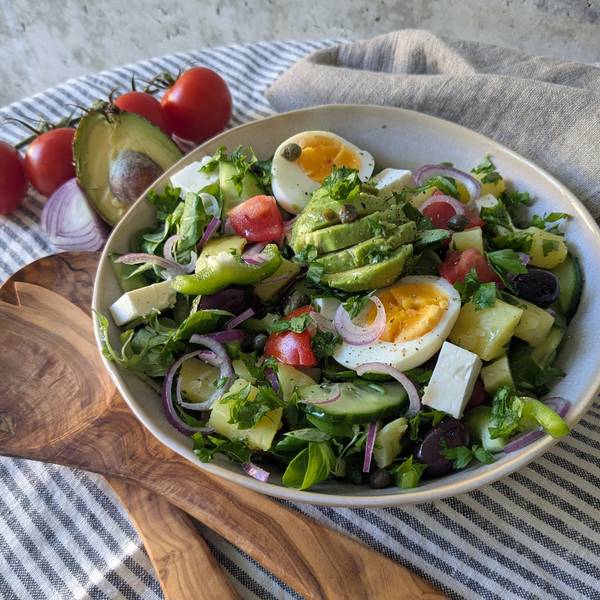 Der Saft einer ganzen Zitrone verpasst dem kretischen Salat mit Kartoffeln viel Frische, Feta-Würfel und Kapern sorgen für Würze.