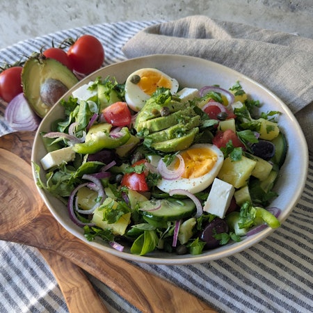 Der Saft einer ganzen Zitrone verpasst dem kretischen Salat mit Kartoffeln viel Frische, Feta-Würfel und Kapern sorgen für Würze.