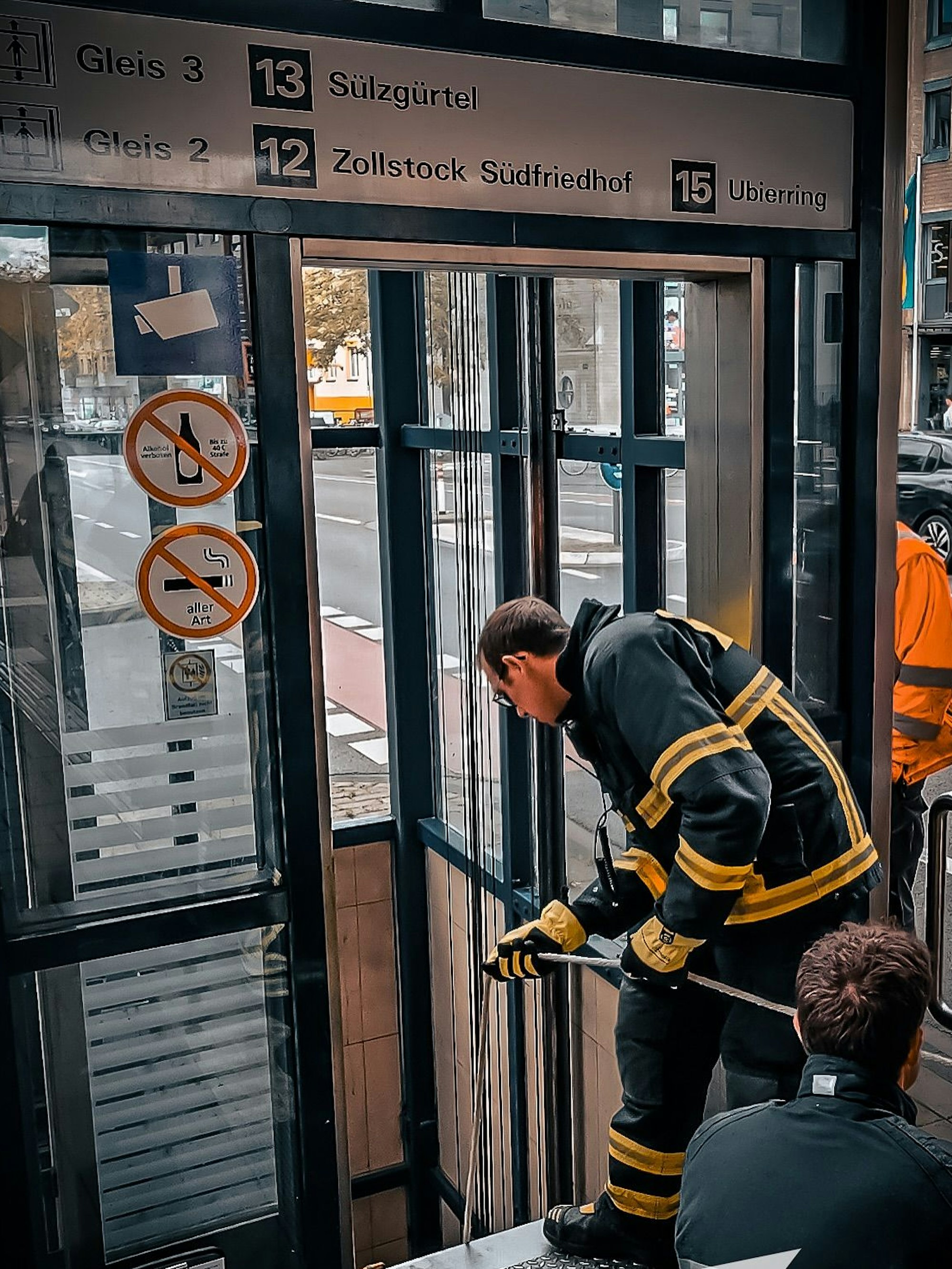 Der defekte Aufzug an der Neusser Straße, Ecke Gürtel