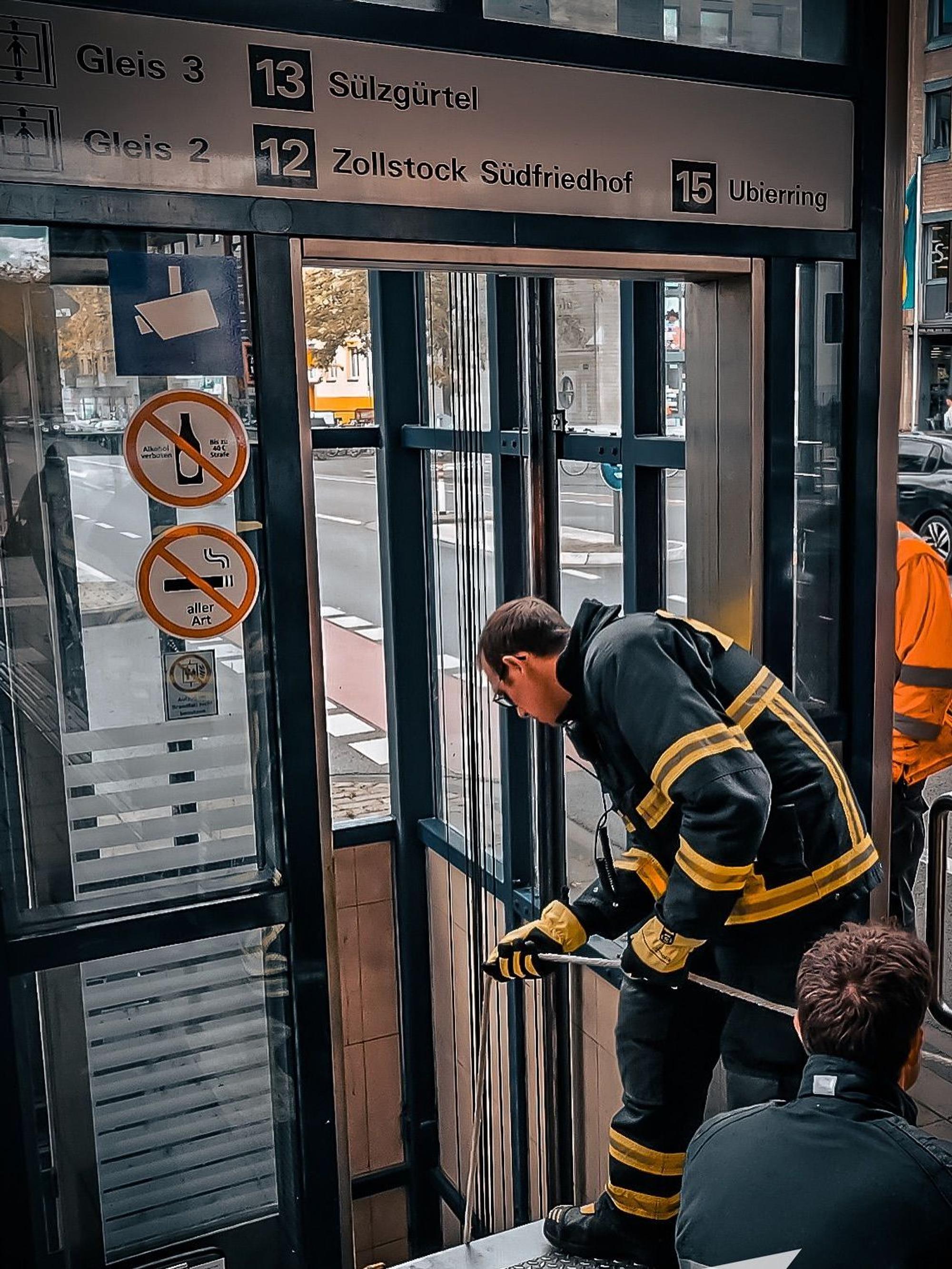 Der defekte Aufzug an der Neusser Straße, Ecke Gürtel