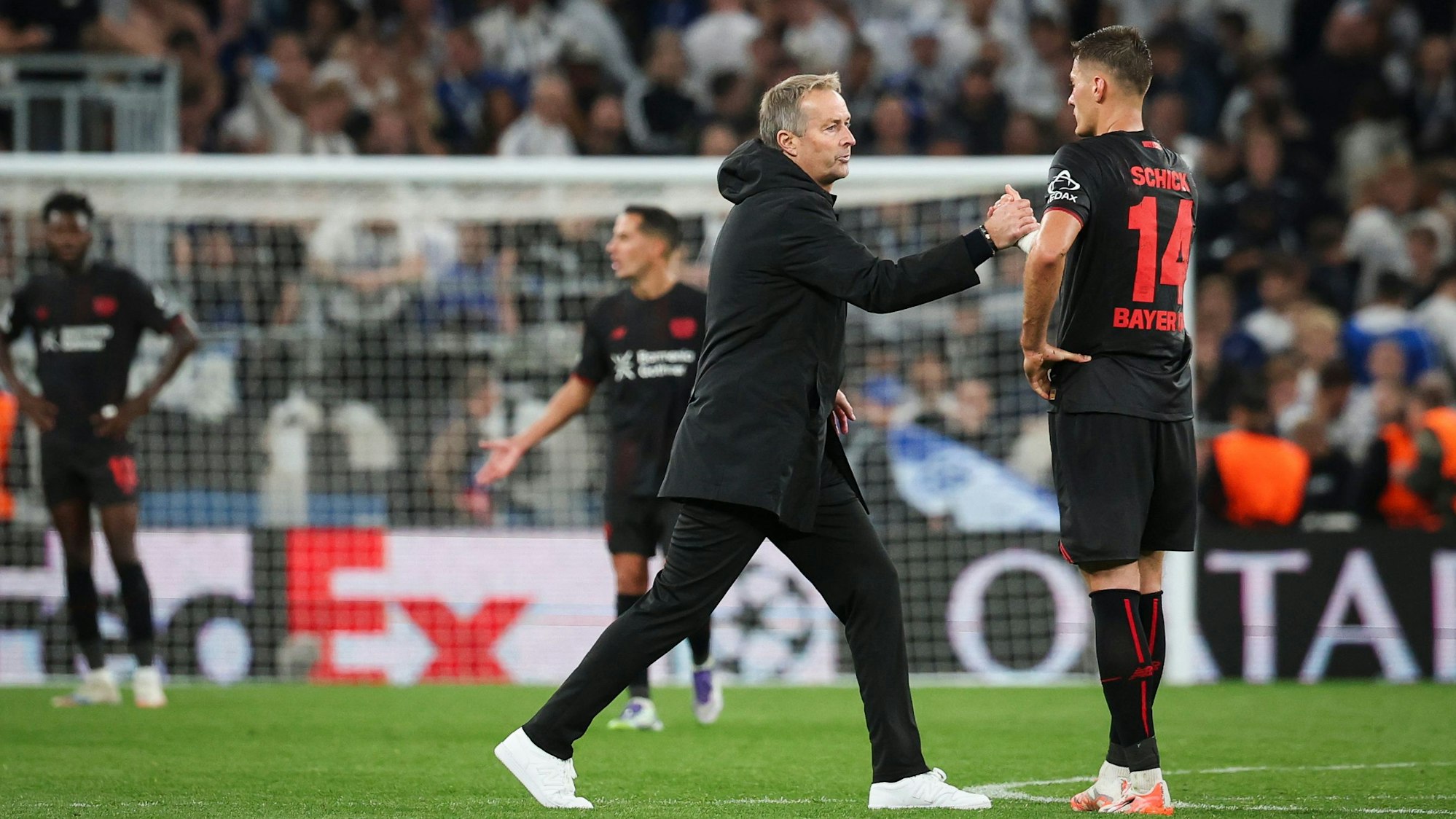 . Trainer Kasper Hjulmand (Bayer Leverkusen, l) und Patrik Schick (Bayer Leverkusen) klatschen nach dem Spiel ab. Das Spiel endete 2:2.