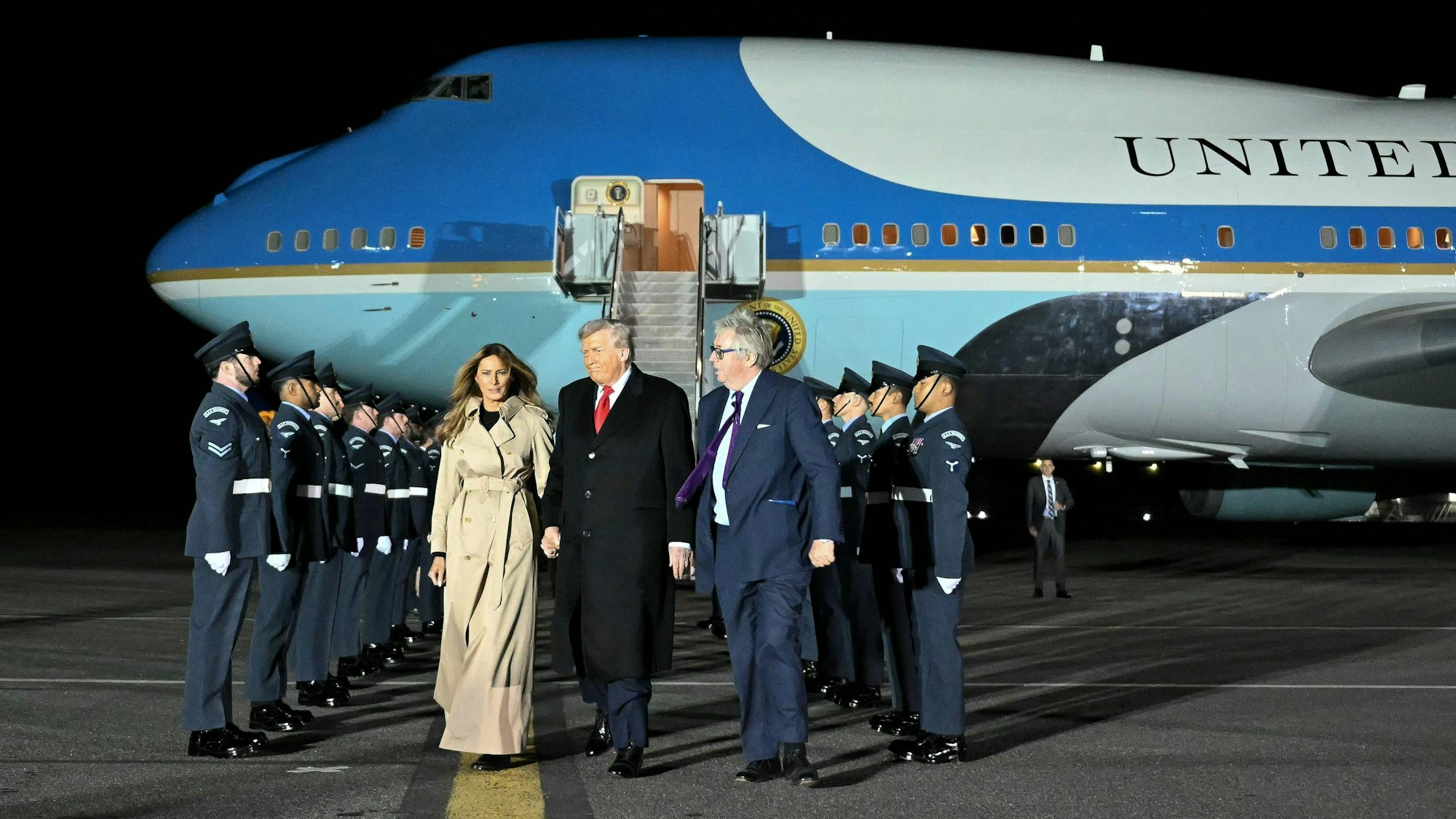 Donald Trump mit seiner Frau Melania Trump bei ihrer Ankunft in England.