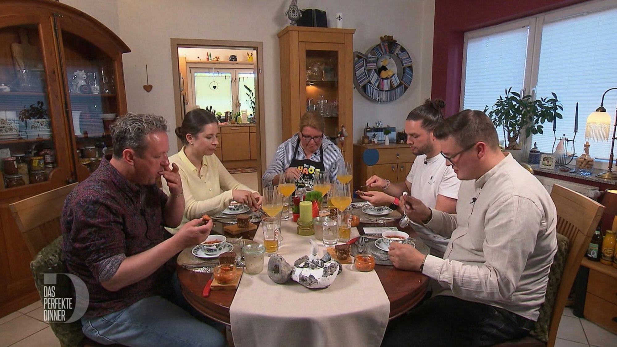 An Tag 4 trifft sich die „Dinner“-Truppe bei Ivonne in Senden im Münsterland (Bild: RTL)