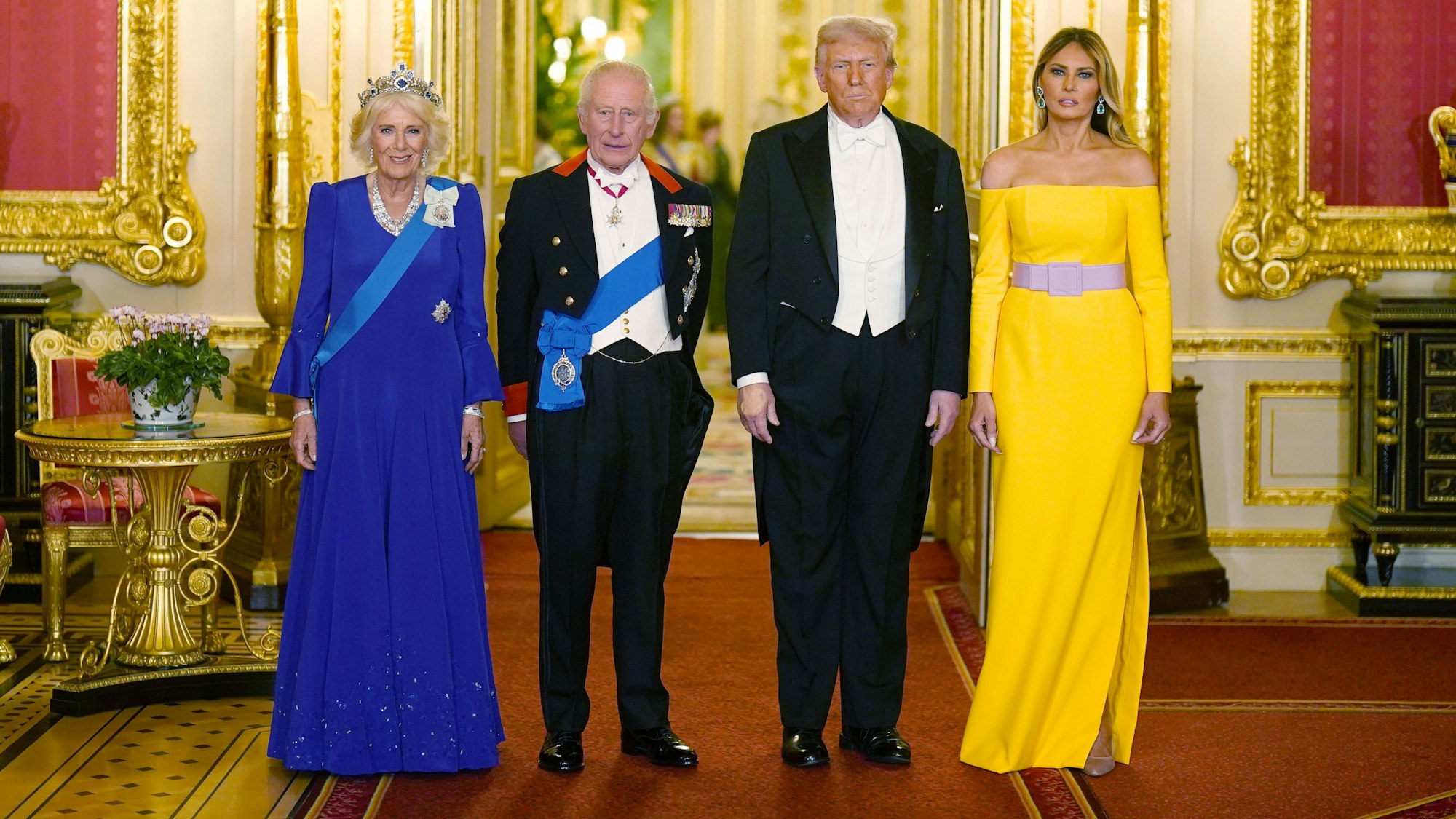 17.09.2025, Großbritannien, Windsor: König Charles III. (2.v.l) und Königin Camilla (l) stehen neben US-Präsident Donald Trump und First Lady Melania Trump beim Staatsbankett auf Schloss Windsor. Foto: Aaron Chown/PA Wire/dpa +++ dpa-Bildfunk +++