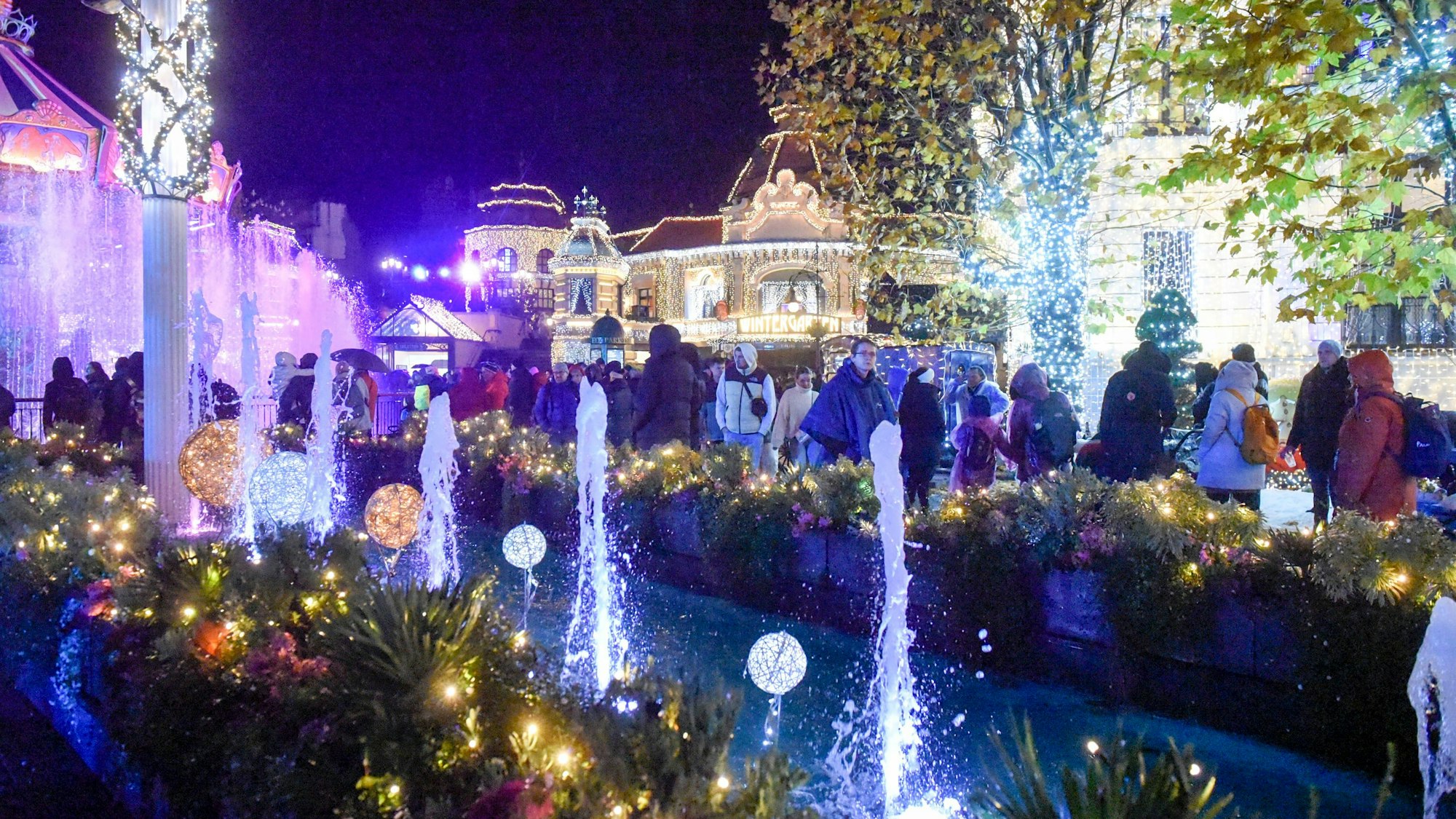In der Themenwelt „Berlin“ im Phantasialand wartet auf Gäste zum Wintertraum auch eine Eislaufbahn.