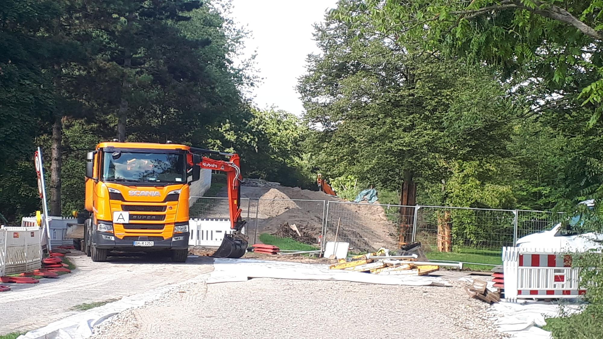 Blick auf die Arbeiten aus Richtung des Bürgerpark Nord, am Gesamtschul-Interimsquartier.