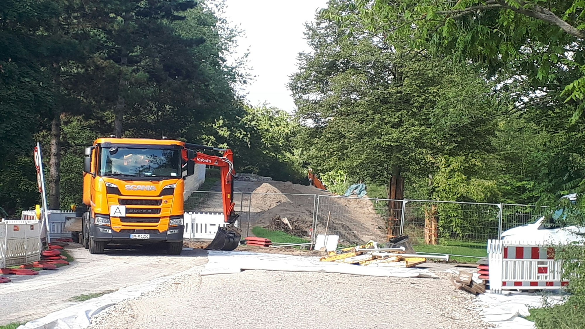 Blick auf die Arbeiten aus Richtung des Bürgerpark Nord, am Gesamtschul-Interimsquartier.