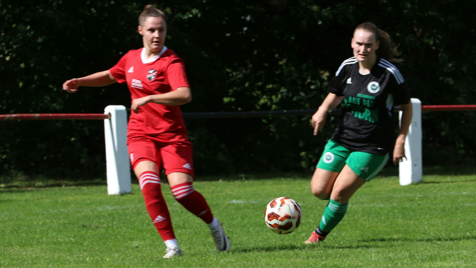 Fußballerin Laura Barber beim Torschuss. Die Gegenspielerin kommt zu spät.