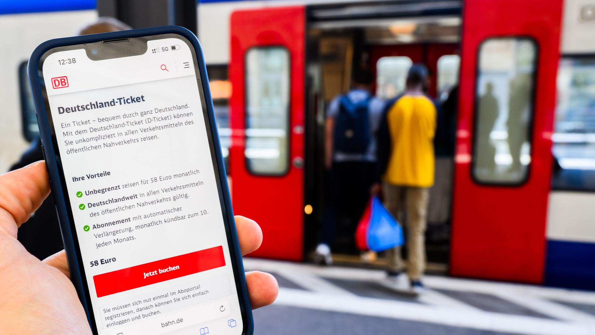 Eine Information zum Kauf des Deutschlandtickets ist auf dem Display eines Smartphones am Hauptbahnhof Hannover zu sehen.