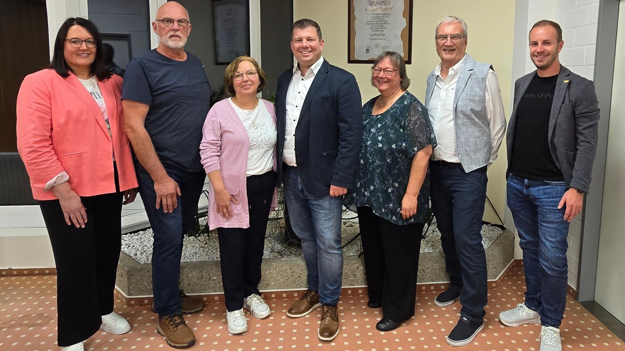 Breites Bündnis der Mitte: CDU-Kandidat René Kauffmann (Mitte) mit Vertretern der drei Parteien, die zu seiner Wahl raten: Anja Theis, Marlies Schirp und Gerald Zillig (alle SPD, von links) sowie Lukas Hillen (FDP), Jürgen Barth und Beate Mauelshagen (beide Grüne, von rechts).