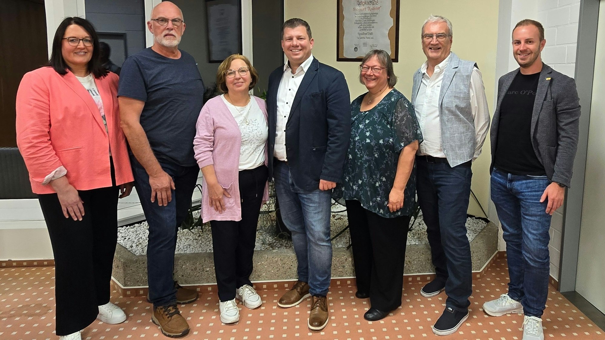 Breites Bündnis der Mitte: CDU-Kandidat René Kauffmann (Mitte) mit Vertretern der drei Parteien, die zu seiner Wahl raten: Anja Theis, Marlies Schirp und Gerald Zillig (alle SPD, von links) sowie Lukas Hillen (FDP), Jürgen Barth und Beate Mauelshagen (beide Grüne, von rechts).