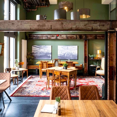 Das Bild zeigt einen Blick in das Café in der Alten Tuchfabrik.