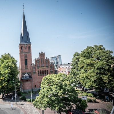 Detlev Prößdorf und Siegfried Eckert, evangelische Pfarrer der Wiesdorfer Christuskirche, bekommen den Preis verliehen.
