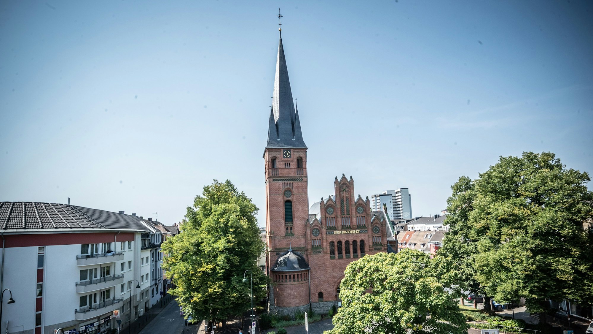 Detlev Prößdorf und Siegfried Eckert, evangelische Pfarrer der Wiesdorfer Christuskirche, bekommen den Preis verliehen.