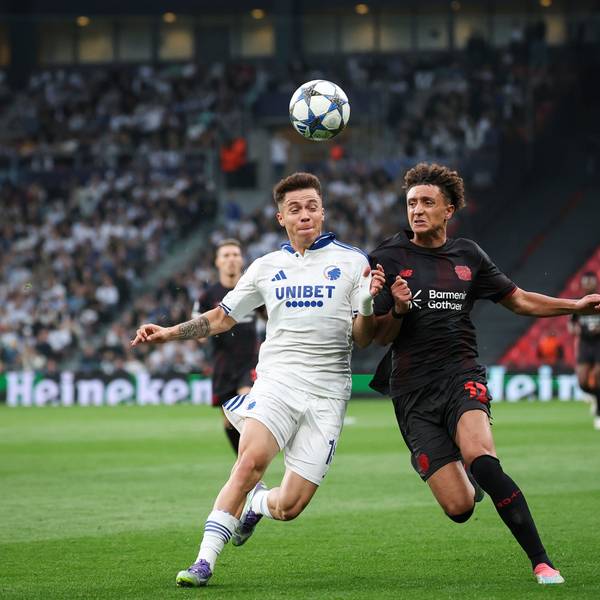 18.09.2025, Dänemark, Kopenhagen: Eliesse Ben Seghir (Bayer Leverkusen, r.) und Rodrigo Huescas (FC Kopenhagen) kämpfen um den Ball.