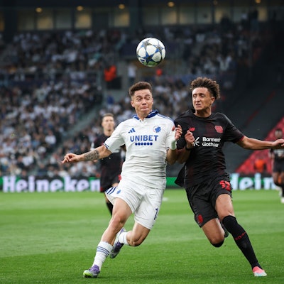 18.09.2025, Dänemark, Kopenhagen: Eliesse Ben Seghir (Bayer Leverkusen, r.) und Rodrigo Huescas (FC Kopenhagen) kämpfen um den Ball.