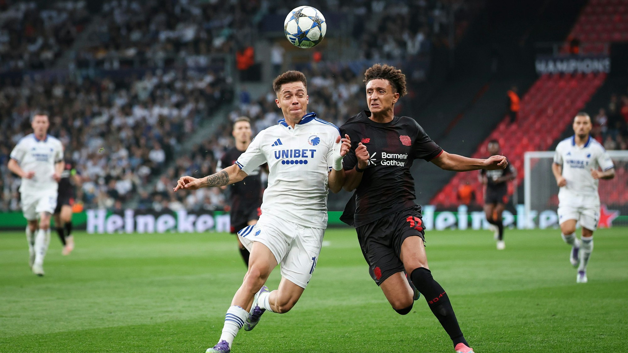 18.09.2025, Dänemark, Kopenhagen: Eliesse Ben Seghir (Bayer Leverkusen, r.) und Rodrigo Huescas (FC Kopenhagen) kämpfen um den Ball.