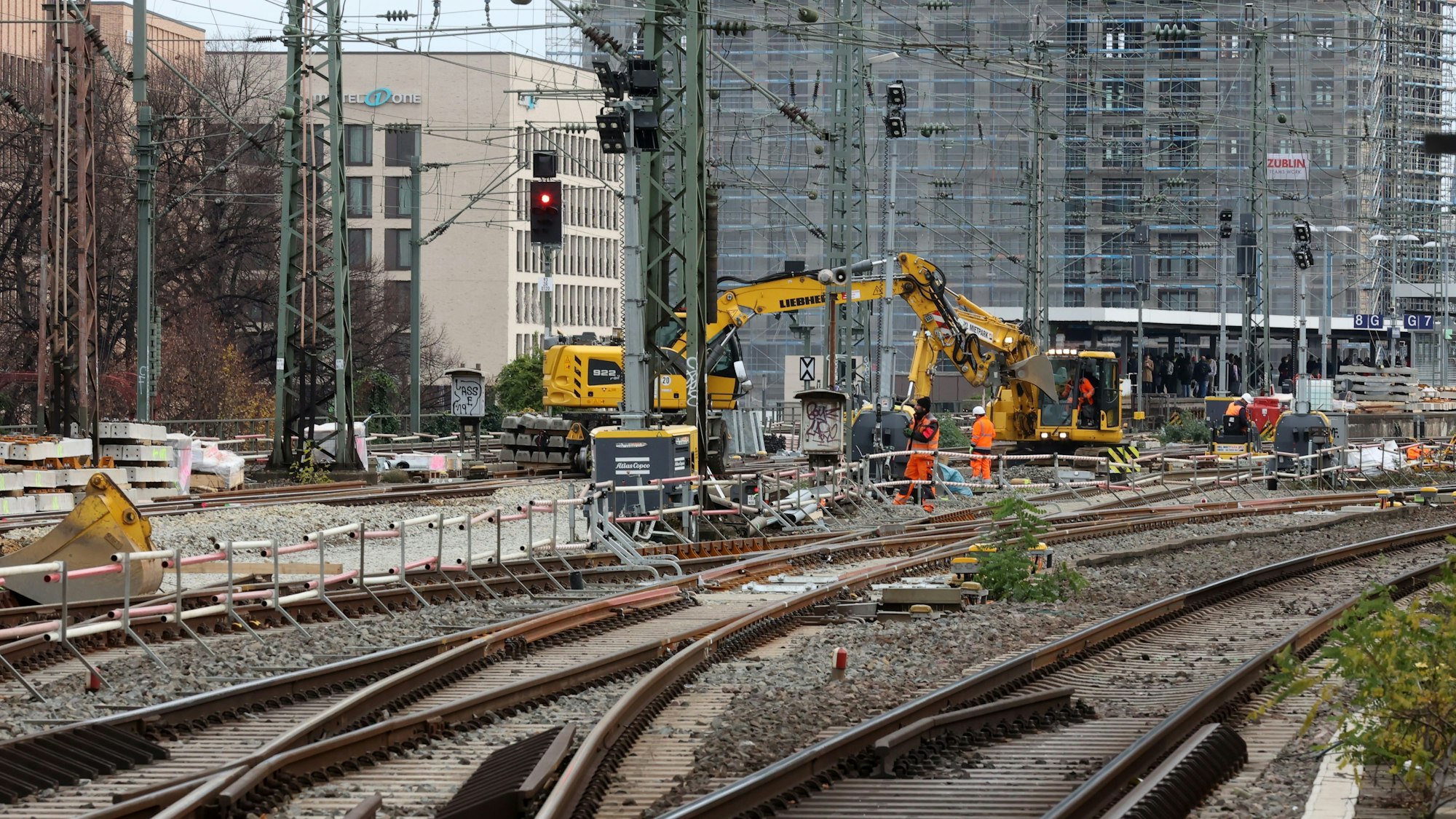 Gleisarbeiten an der Hohenzollernbrücke. Wegen einer Bahnstörung kommt es in Köln zu Störungen im Bahnverkehr.