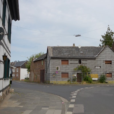 Das Bild zeigt die Kreuzung in der Palmersheimer Ortsmitte mit altem Gebäudebestand.
