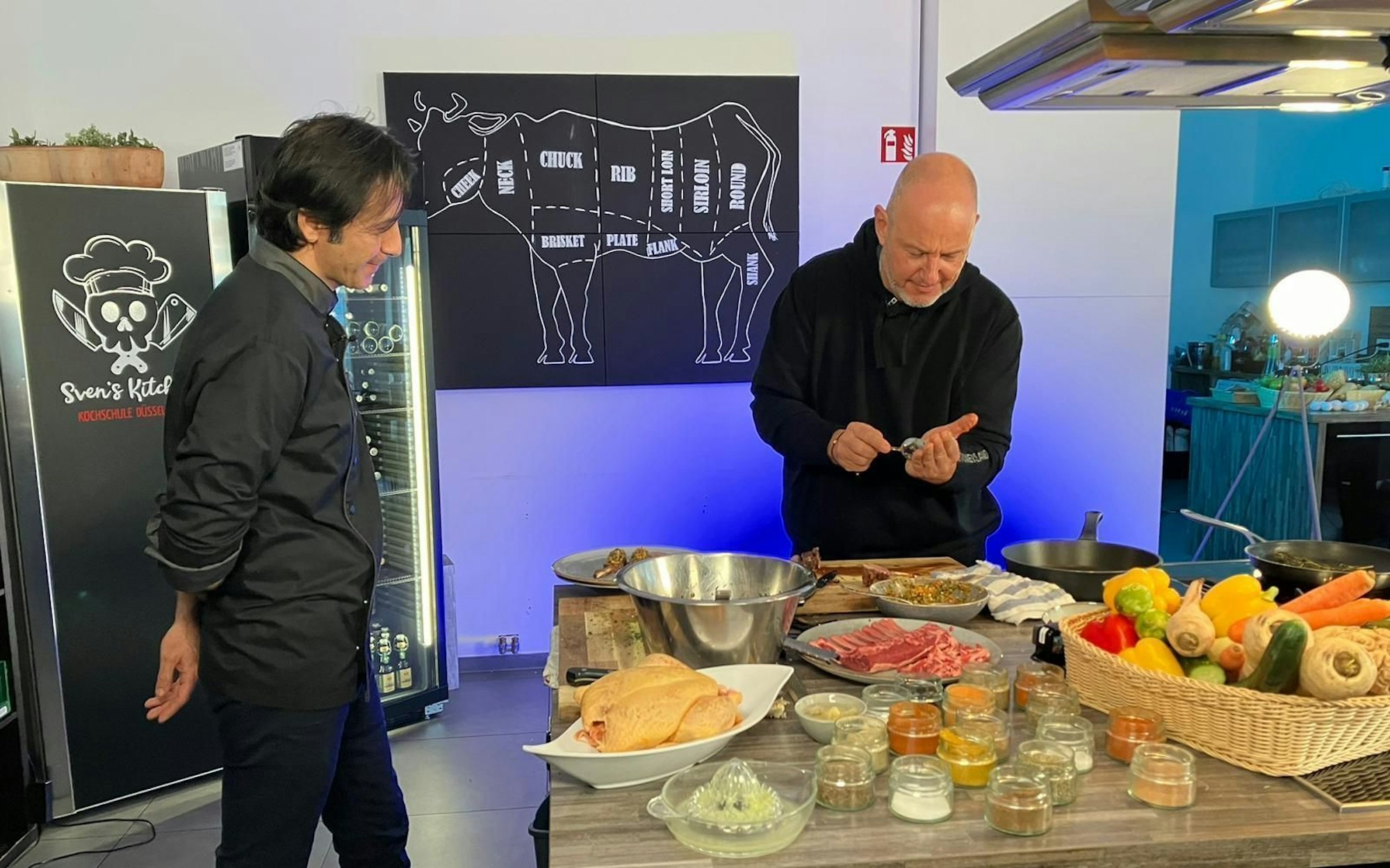Das Essen ist „gnadenlos gut“, lobt Rosin seinen Kollegen. (Bild: Kabel Eins)