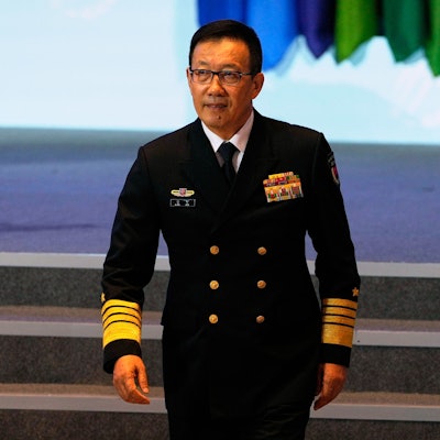 Dong Jun geht von der Bühne.