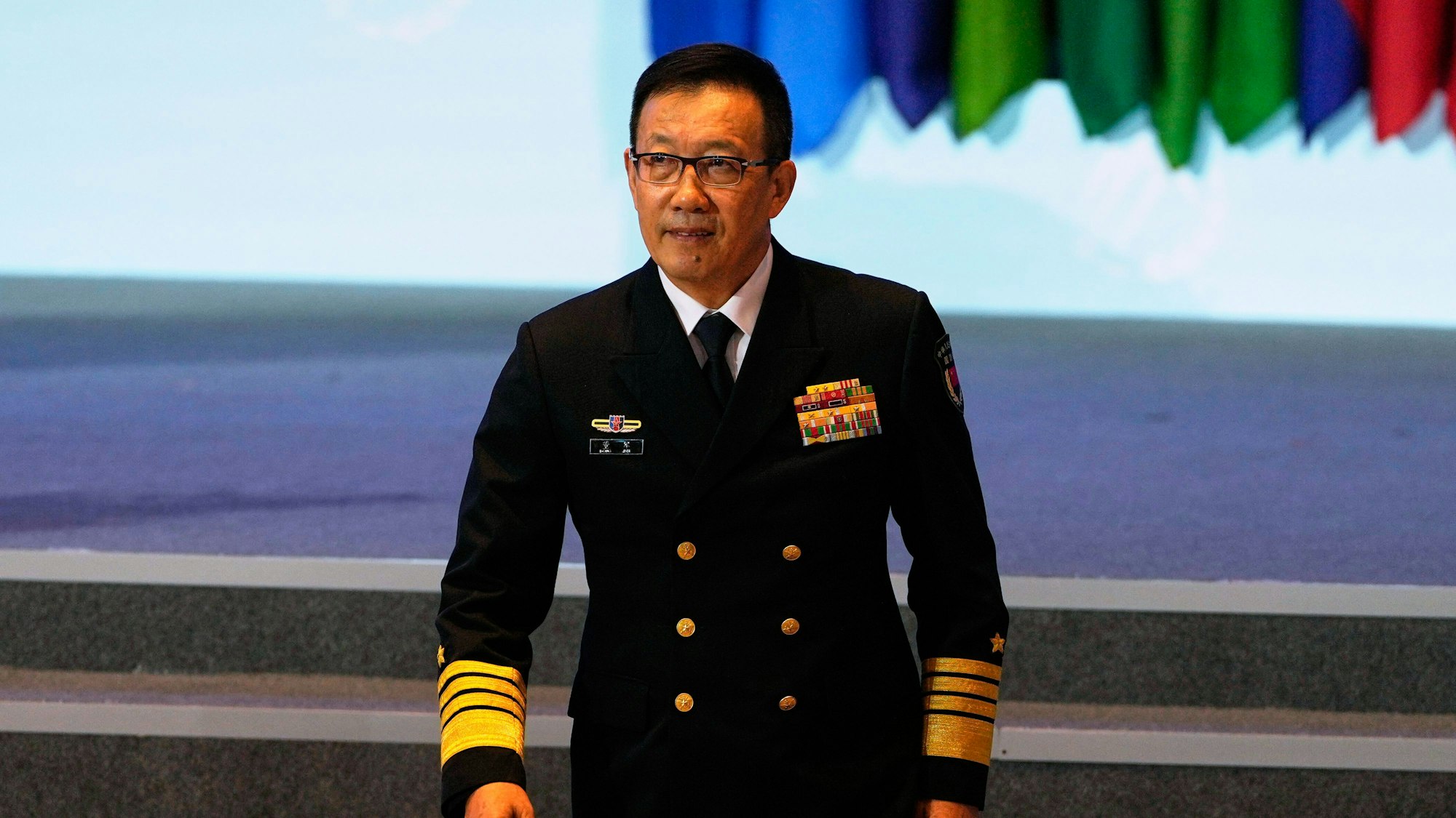 Dong Jun geht von der Bühne.