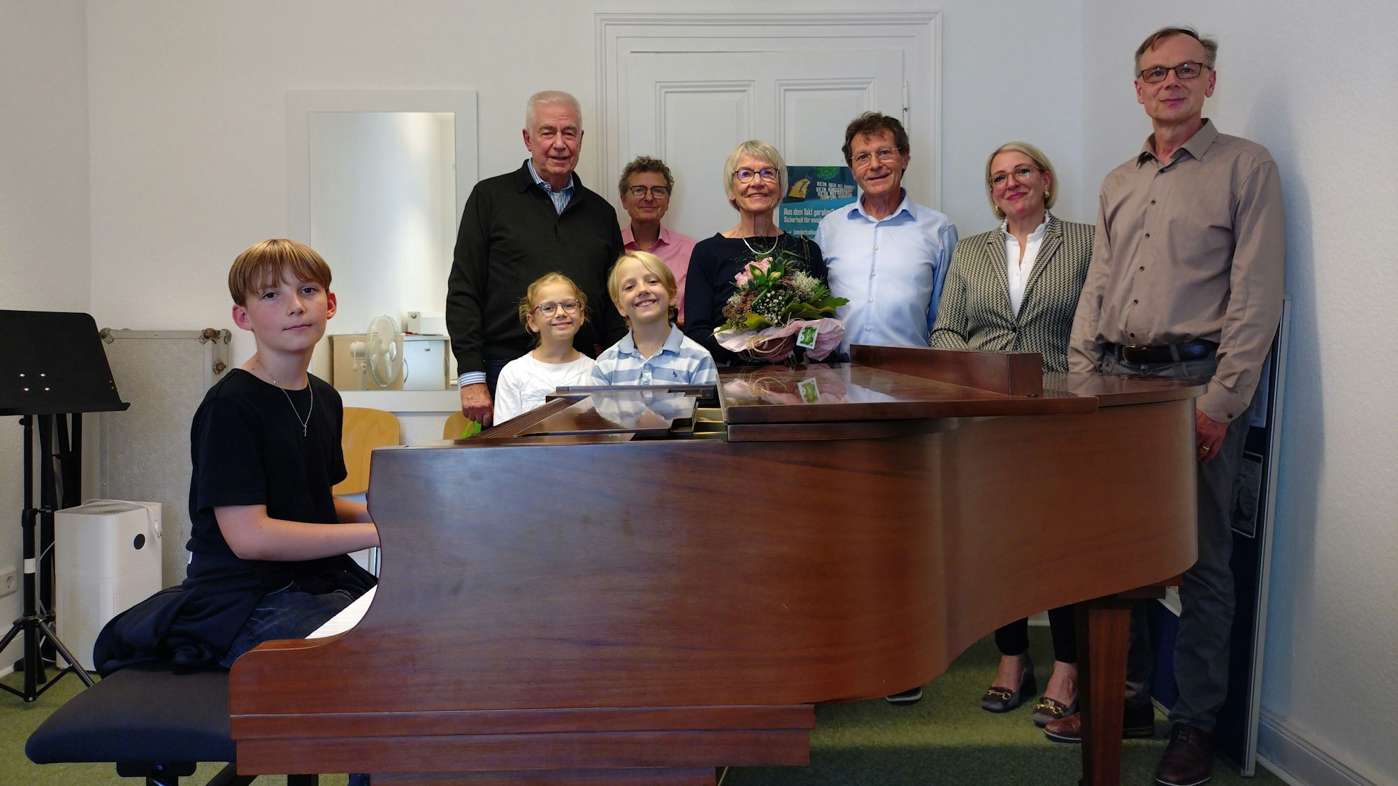 Schüler der Johann Wilhelm Wilms Musikschule begehen zusammen mit Vertretern der Schule und ihrer Fördergesellschaft die Übergabe des Flügels.