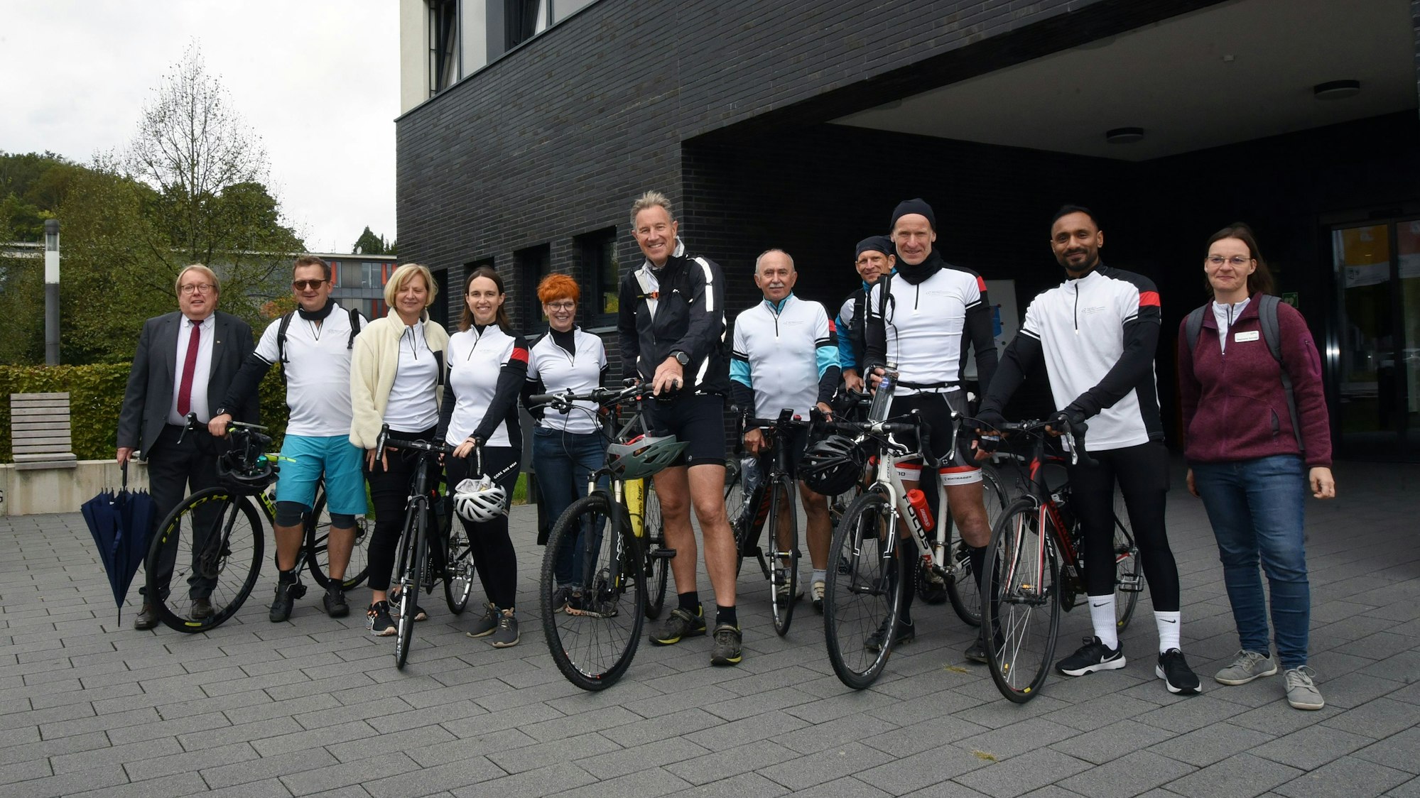 Vor dem AGewiS Gebäude haben sich die Radfahrer der Demenz Tour am Mittwoch versammelt.