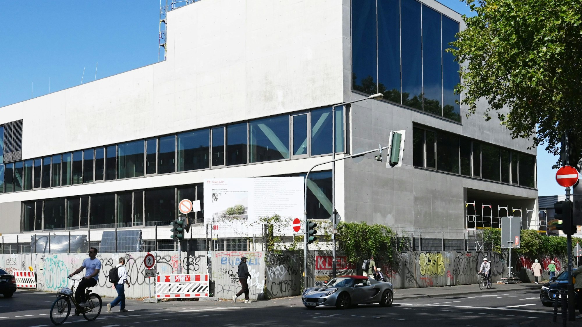 Die Stadt teilte zuletzt im September mit, dass sich der Einzug der 1000 Schülerinnen und Schüler in den Neubau weiter verzögert.