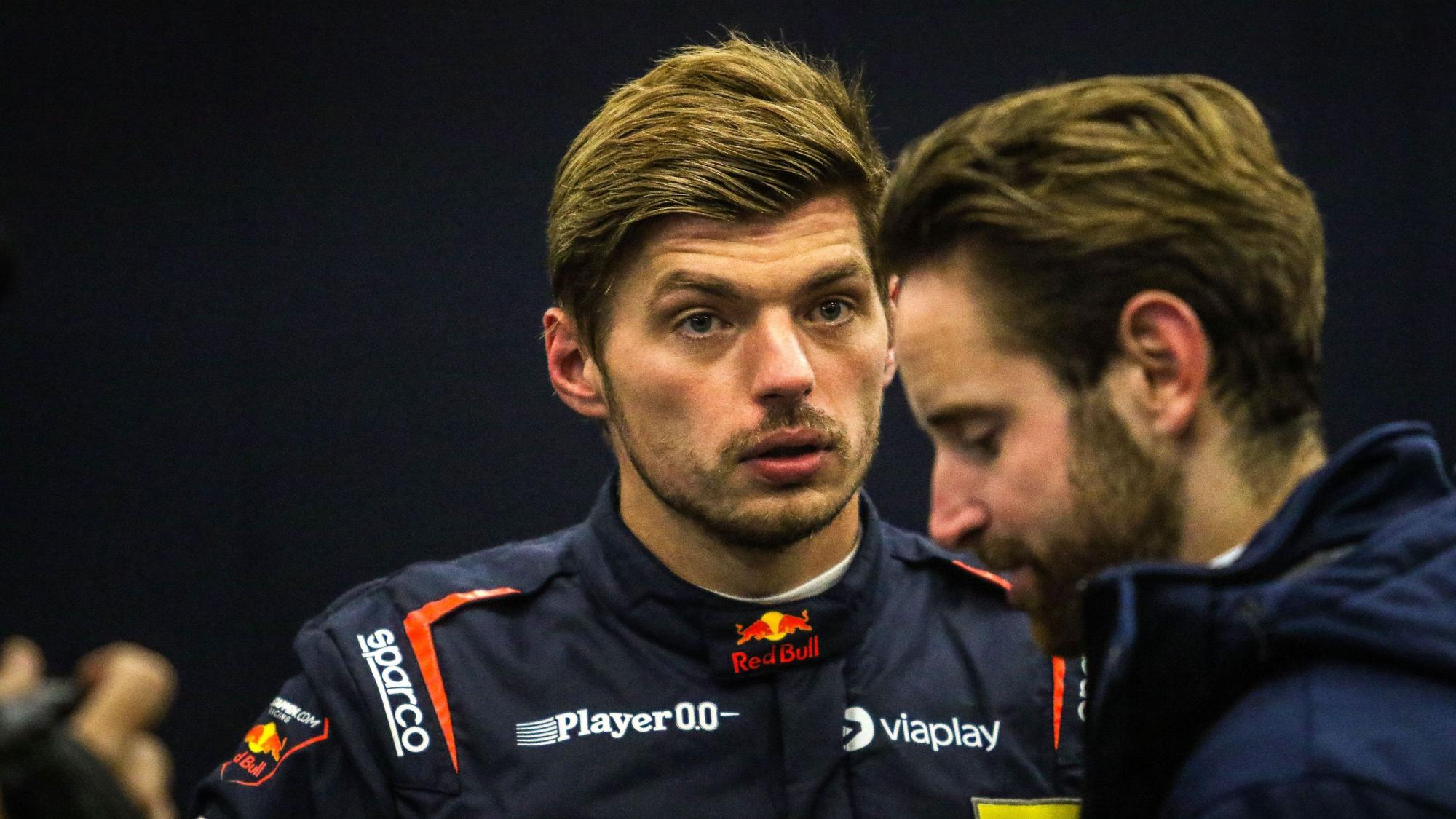 Max Verstappen steht in der Box am Nürburgring.